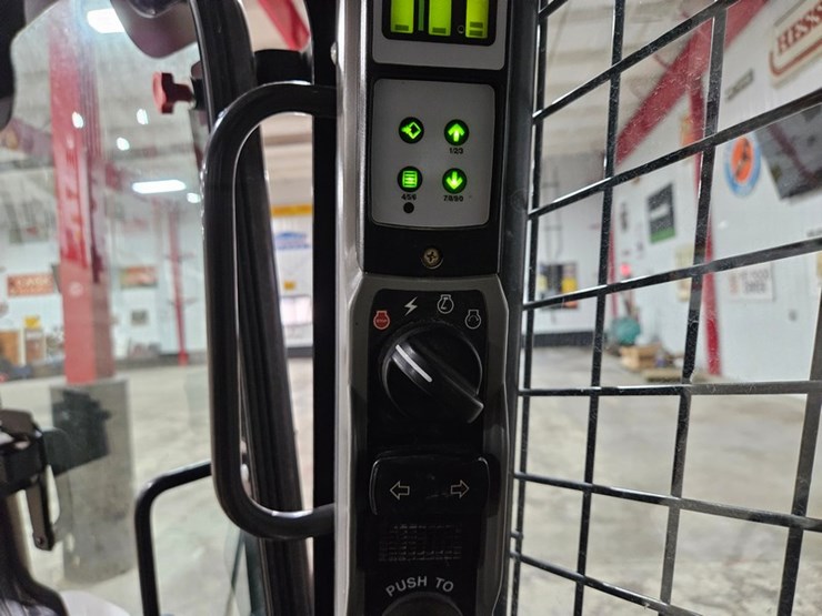 2021-new-holland-l318-image-25