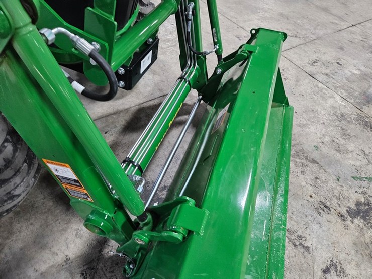 2025-john-deere-3032e-image-10