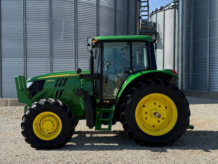 2015-john-deere-6125m-image-8