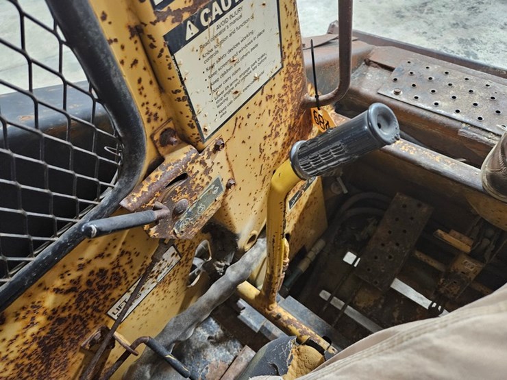 new-holland-l555-image-19