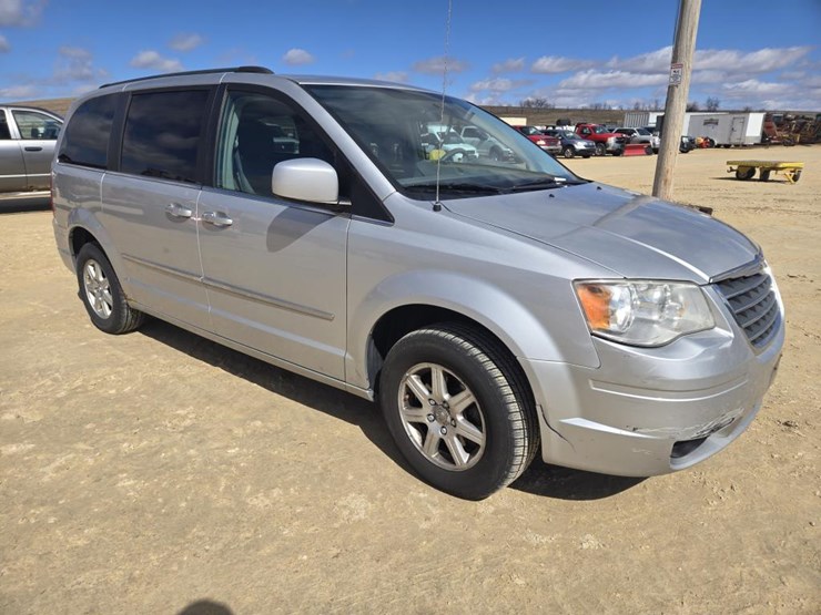 2010-chrysler-town-&-country-touring-image-3