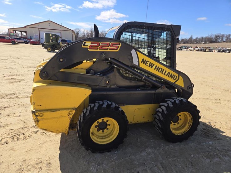 new-holland-l225-image-8