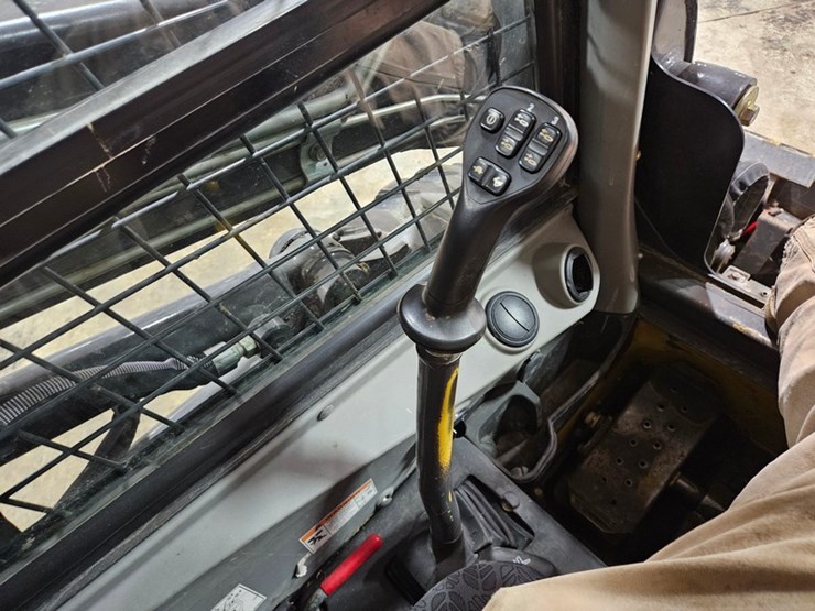 2021-new-holland-l318-image-19