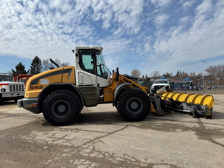 #3277-•-2016-liebherr-542-wheel-loader-w/-plow-and-chains-image-6