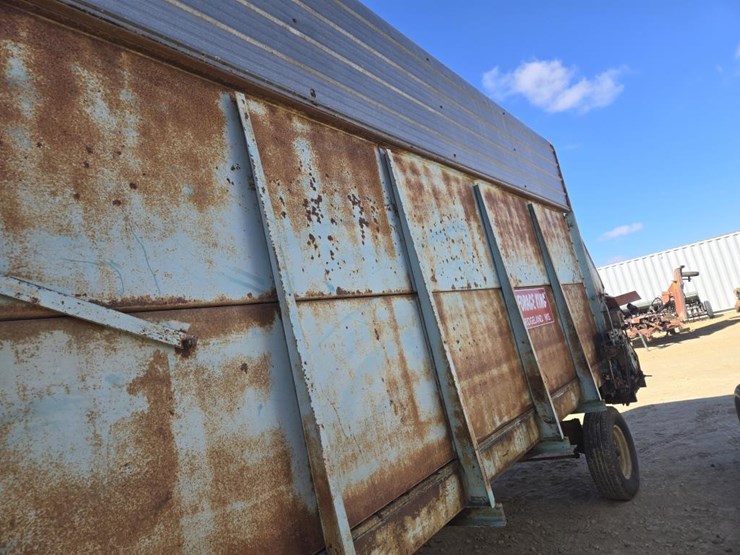 #246-•-forage-king-tandem-axle-silage-wagon-image-12