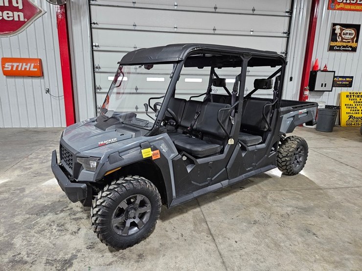 2019-john-deere-gator-image-1