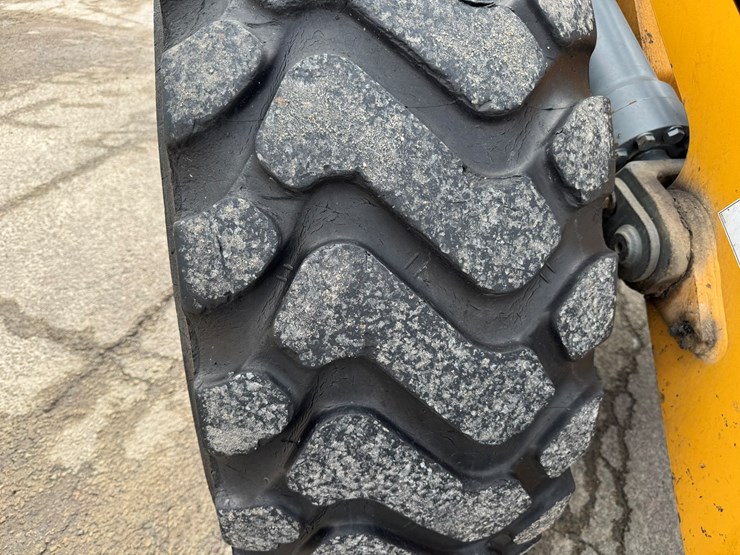 #3277-•-2016-liebherr-542-wheel-loader-w/-plow-and-chains-image-57