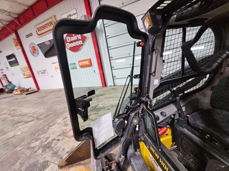 2021-new-holland-l318-image-17