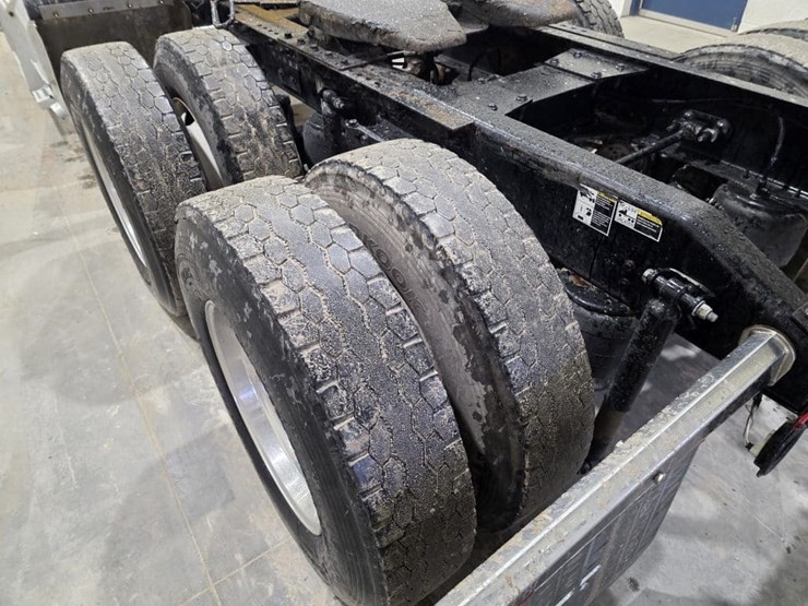 2017-peterbilt-579-image-17