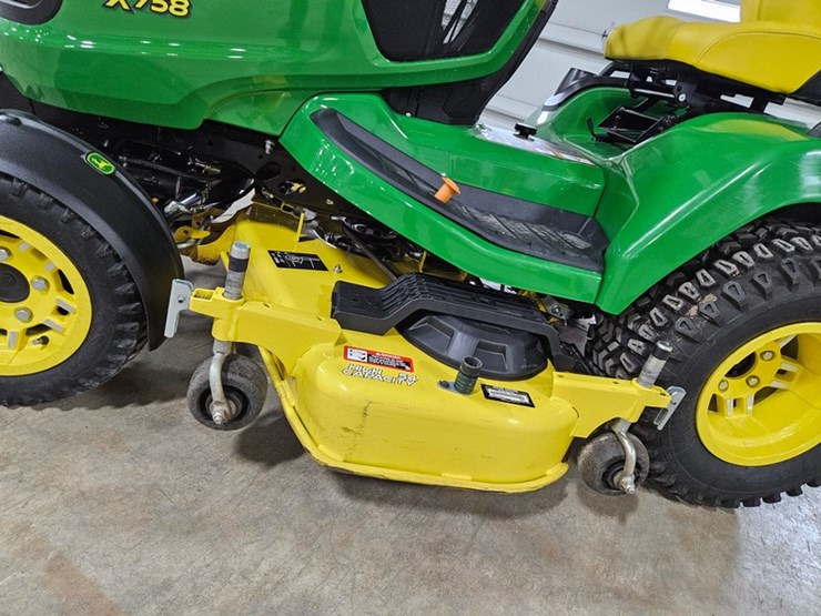 2020-john-deere-x758-image-9
