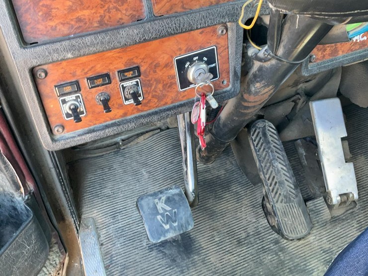 1999-kenworth-t800b-image-30