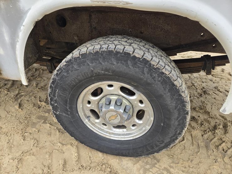 2001-chevrolet-k2500-image-13