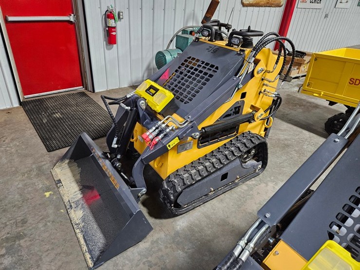 #690-•-2026-zjg-zj380-mini-skid-steer-image-1