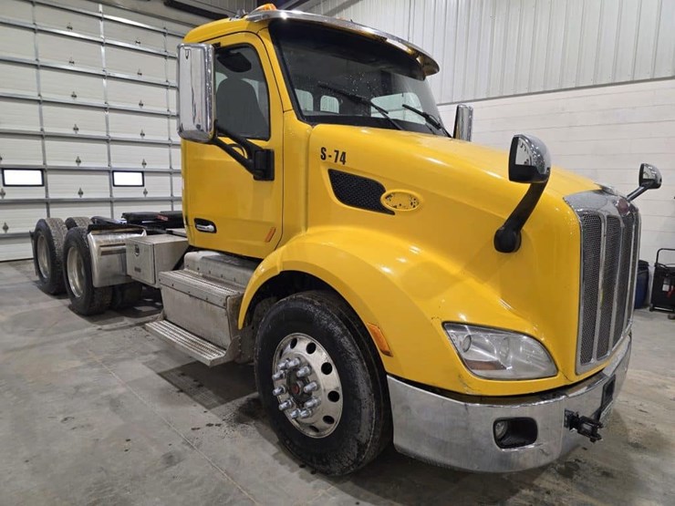 2017-peterbilt-579-image-2