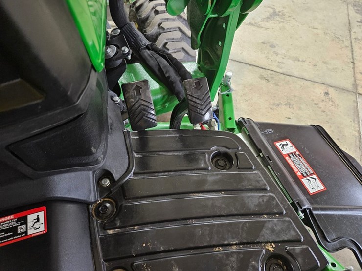 2024-john-deere-1025r-image-27