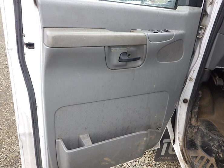 2004-ford-e350-image-30