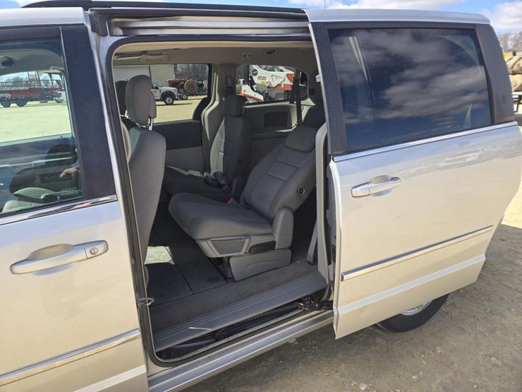 2010-chrysler-town-&-country-touring-image-14