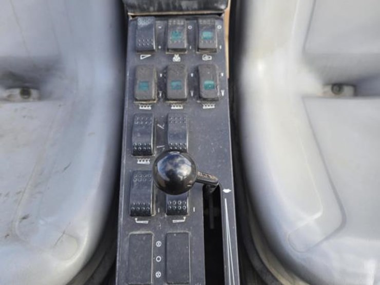 #148-•-2003-toro-5600-sprayer-with-18'-booms-image-19