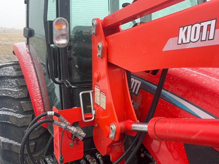 kioti-rx8320-power-shuttle-tractor-with-loader-image-13