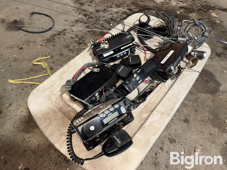 business-band-radios-image-3