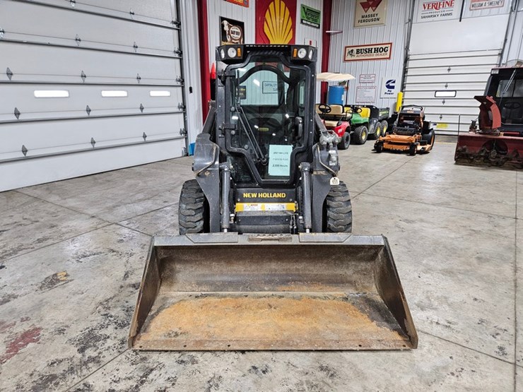 2021-new-holland-l318-image-8