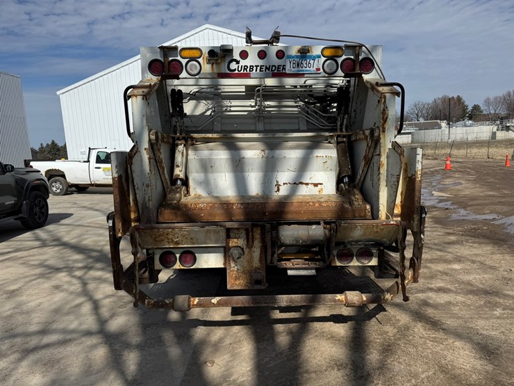 2018-isuzu-nrr-image-4