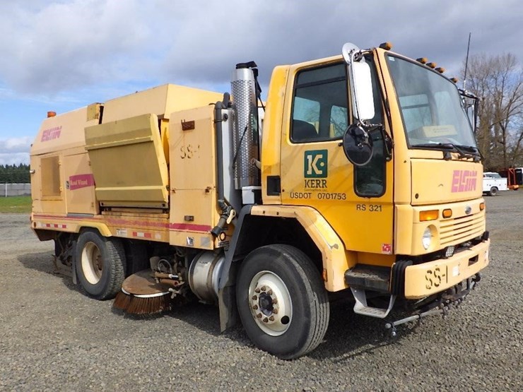 2005-elgin-sc-8000-s/a-street-sweeper-image-3