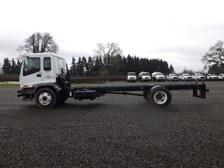 2004-izuzu-tilt-cab-22'-s/a-cab-and-chassis-image-8