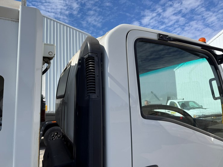 2018-isuzu-nrr-image-15