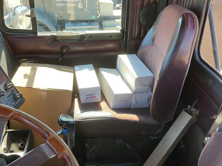 1999-kenworth-t800b-image-23