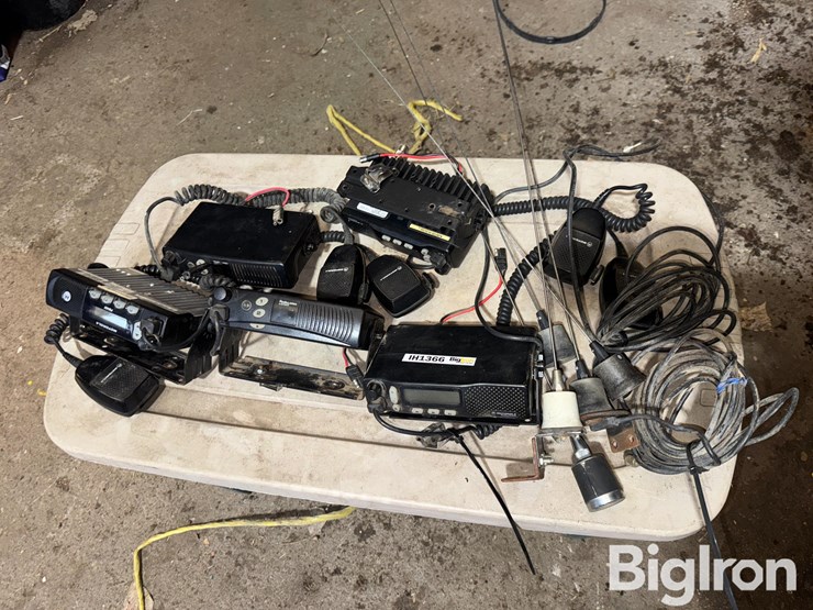 business-band-radios-image-2