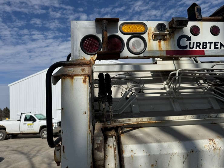 2018-isuzu-nrr-image-25