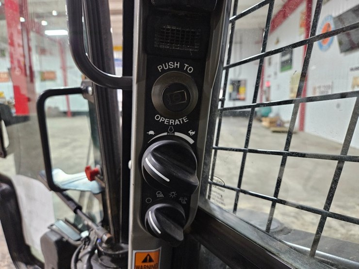 2021-new-holland-l318-image-24