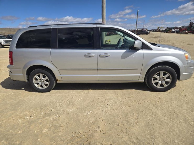 2010-chrysler-town-&-country-touring-image-4