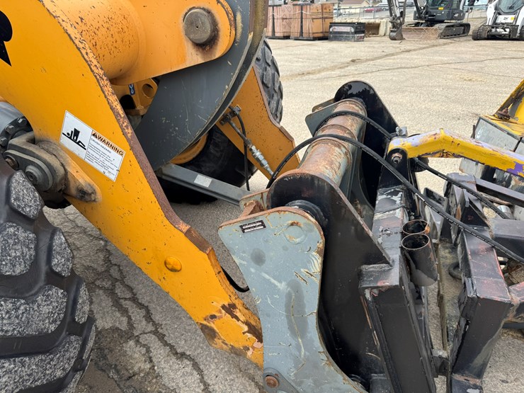 #3277-•-2016-liebherr-542-wheel-loader-w/-plow-and-chains-image-23