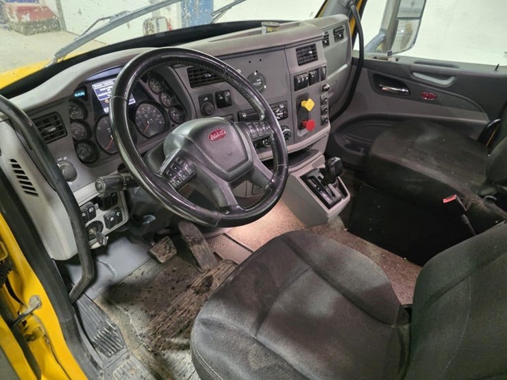 2017-peterbilt-579-image-19