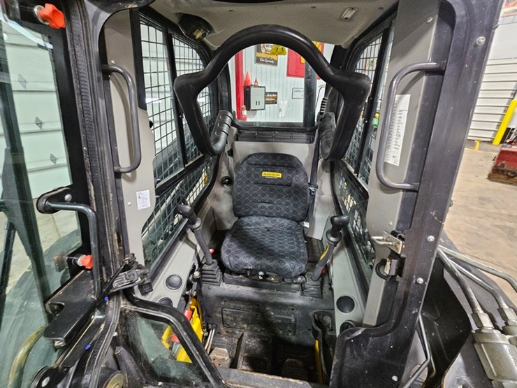 2021-new-holland-l318-image-16