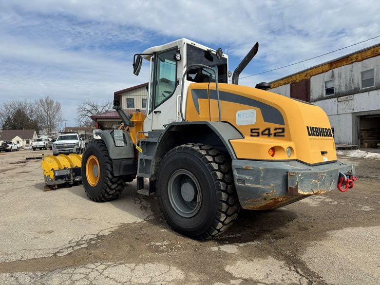 #3277-•-2016-liebherr-542-wheel-loader-w/-plow-and-chains-image-3