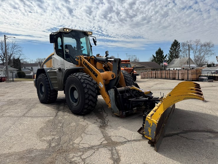 #3277-•-2016-liebherr-542-wheel-loader-w/-plow-and-chains-image-7