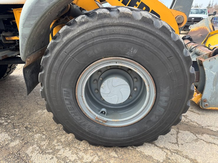 #3277-•-2016-liebherr-542-wheel-loader-w/-plow-and-chains-image-56