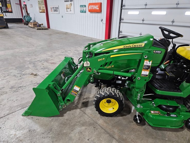 2024-john-deere-1025r-image-12
