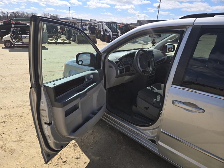 2010-chrysler-town-&-country-touring-image-15