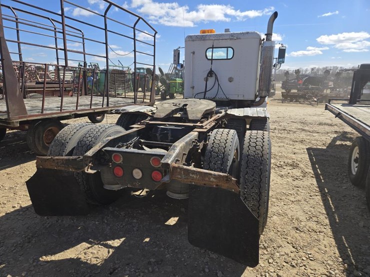 #212-•-1994-freightliner-semi-tractor-image-12