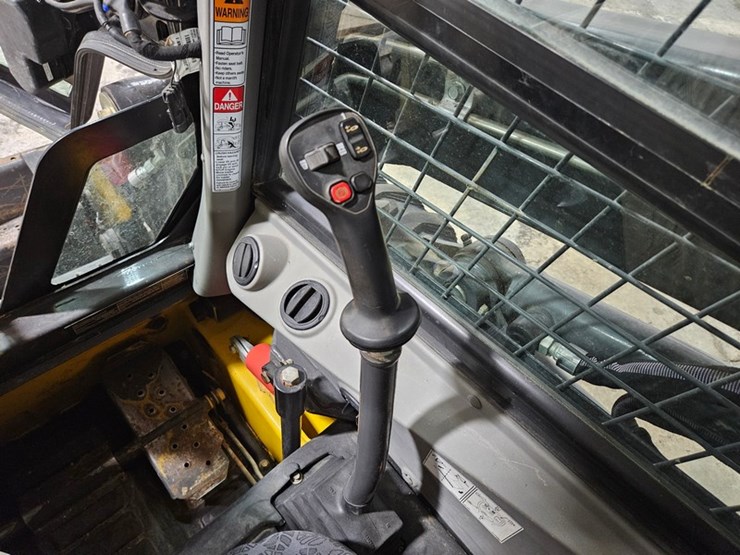 2021-new-holland-l318-image-21