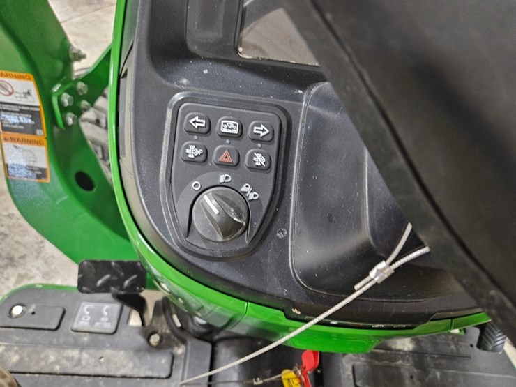 2025-john-deere-3032e-image-38