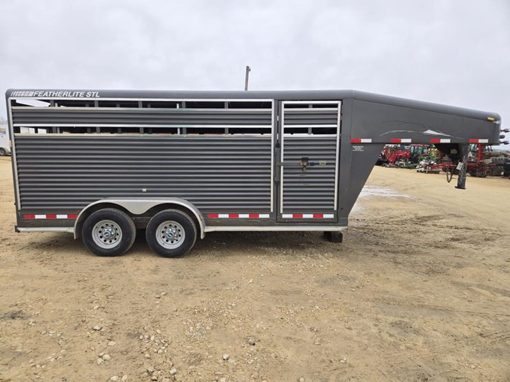 #73-•-2005-featherlite-gooseneck-livestock-trailer-image-16
