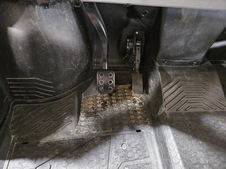 2019-john-deere-gator-image-27