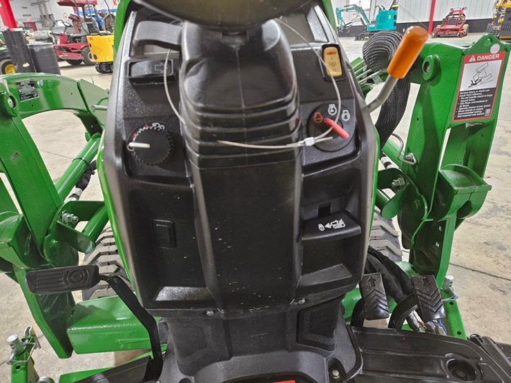 2024-john-deere-1025r-image-28