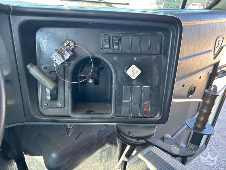 2010-chevrolet-tahoe-image-18