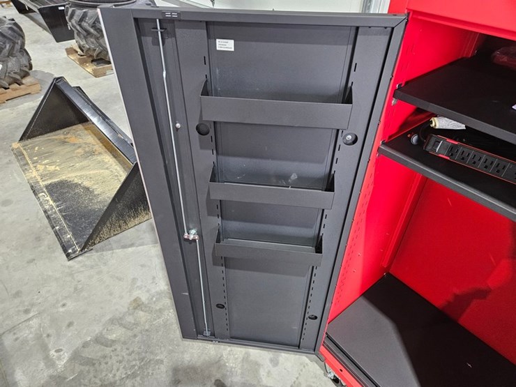 #704-•-milwaukee-27"-high-capacity-steel-locker-image-7